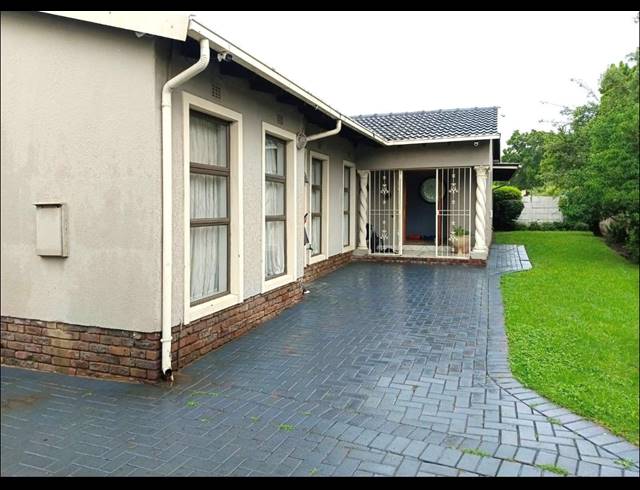 3 BEDROOM FREEHOLD FOR SALE IN BRACKENHURST